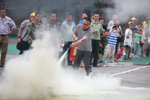 “六一”安全課堂：孩子，登云梯、接水帶、滅火盆你都會么？ ——利寶保險在渝開展家庭安全體驗活動