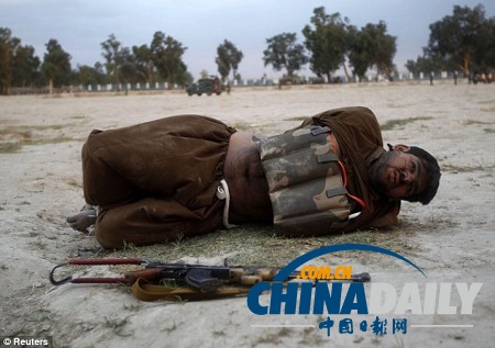 現實版拆彈部隊：阿富汗士兵徒手拆人肉炸彈(圖)
