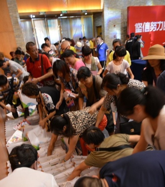 南京房產商禮包遭大媽瘋搶 場面混亂[組圖]