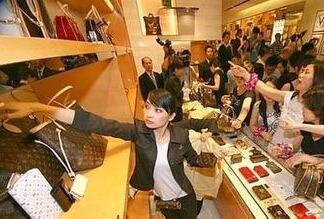 國內(nèi)攢錢國外花成時尚 國人奢侈品消費76%在境外