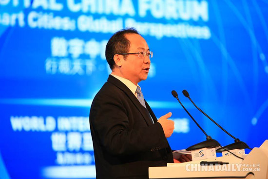 中國貿促會電子信息行業分會常務副會長龔曉峰宣布論壇開始
