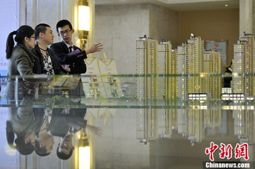 資料圖 置業顧問向民眾推薦商品房戶型。 <a target=&apos;_blank&apos; href=&apos;http://www.chinanews.com/&apos; _fcksavedurl=&apos;http://www.chinanews.com/&apos; _fcksavedurl=&apos;http://www.chinanews.com/&apos;></p></table><p align=