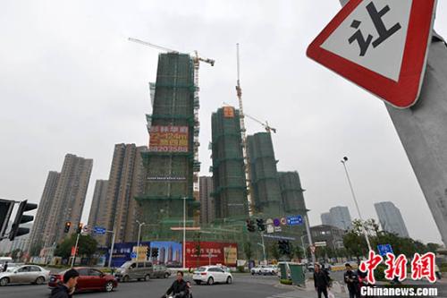 資料圖：商品房在建中。 <a target=&apos;_blank&apos; href=&apos;http://www.chinanews.com/&apos; _fcksavedurl=&apos;http://www.chinanews.com/&apos;></table><p align=