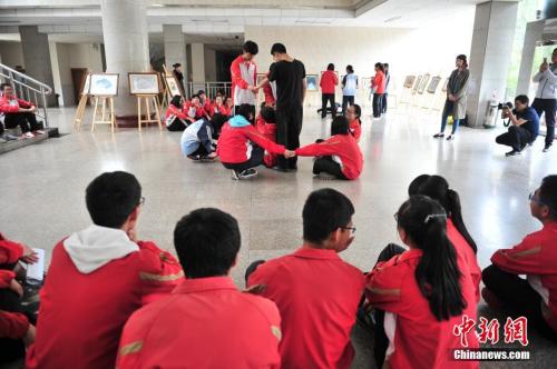 資料圖：高考臨近，昆明市第一中學(xué)組織高三學(xué)生參加心理輔導(dǎo)課程。<a target=&apos;_blank&apos; href=&apos;http://www.chinanews.com/&apos; _fcksavedurl=&apos;http://www.chinanews.com/&apos;></table><p align=