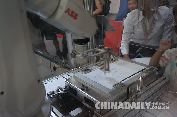 視頻：來(lái)！讓機(jī)器人給你畫張肖像畫