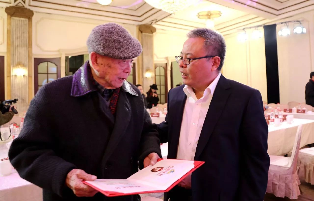 文學(xué)家園：大咖舉杯古井貢，共慶《收獲》60年！