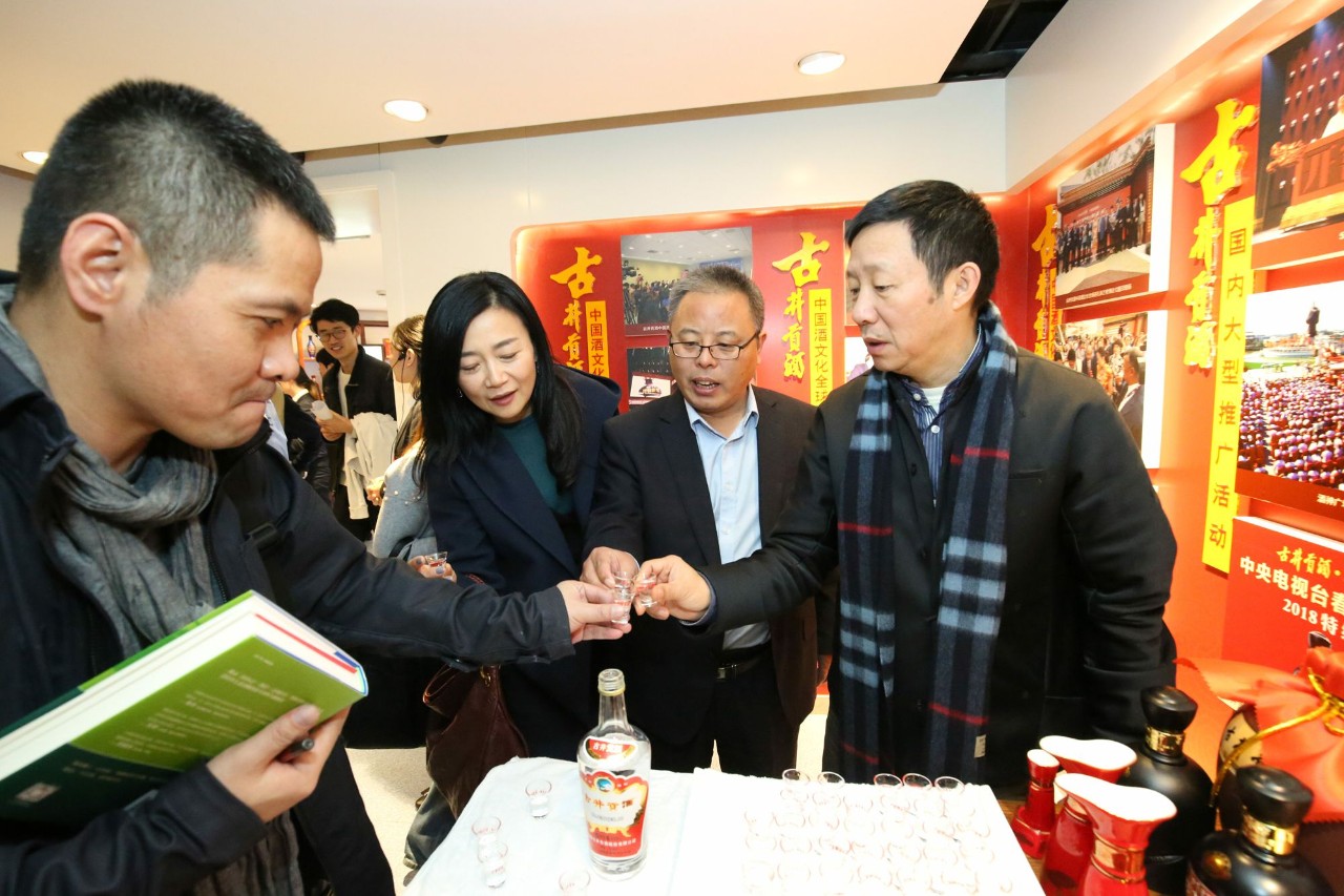文學(xué)家園：大咖舉杯古井貢，共慶《收獲》60年！