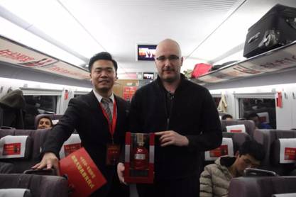 【高鐵上的最美年味】古井貢酒年份原漿號高鐵首發(fā)，一起回家過年！